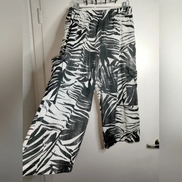 bryn Walker (Size M) Crop Top/(Size L) Crop Pants Leaf Print (2PC) Matching Set